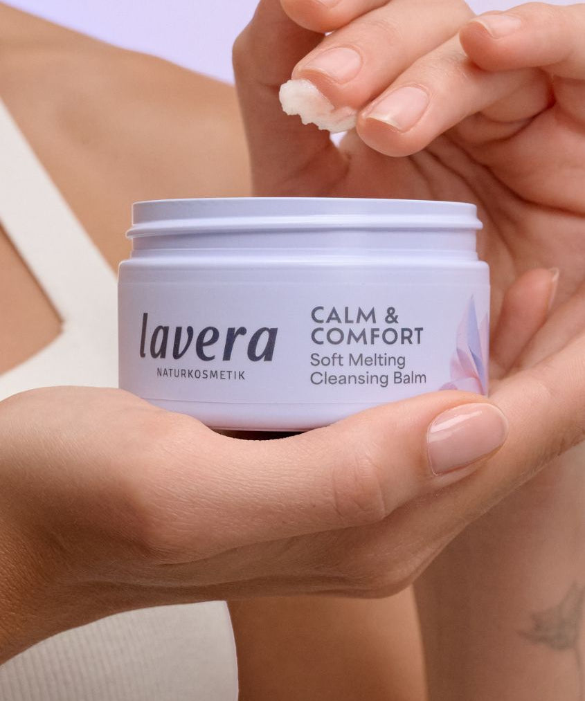 lavera Calm & Comfort Soft Melting Cleansing Balm podczas aplikacji