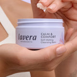lavera Calm & Comfort Soft Melting Cleansing Balm podczas aplikacji