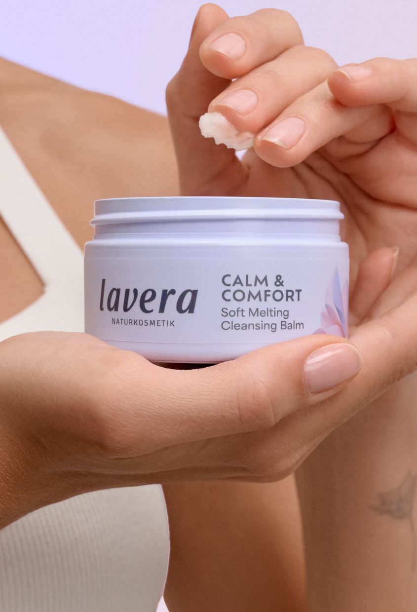 lavera Calm & Comfort Soft Melting Cleansing Balm podczas aplikacji
