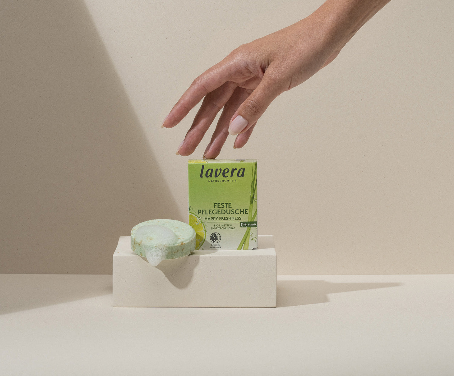 lavera Feste Pflegedusche Happy Freshness in der Anwendung