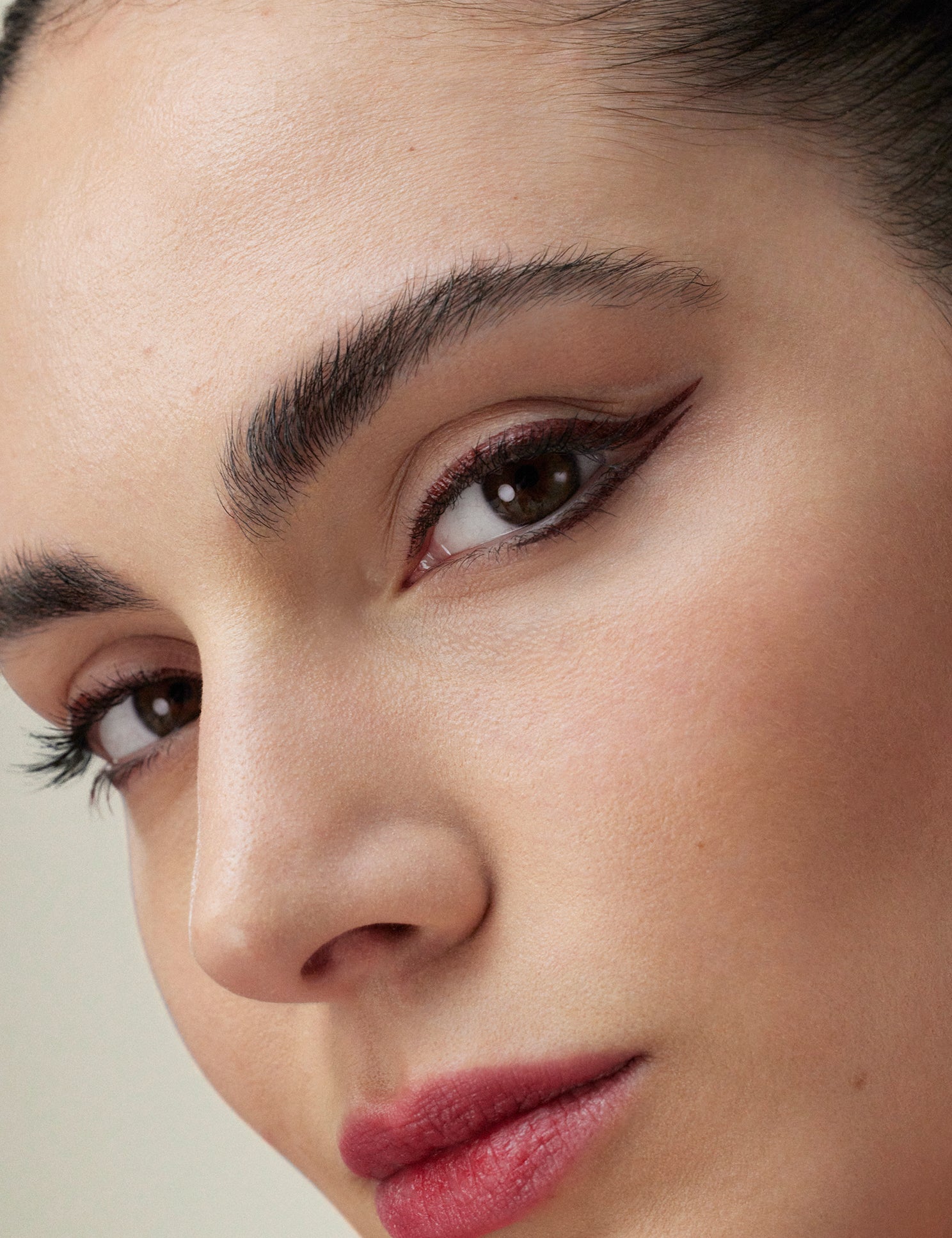 lavera Liquid Elements Eyeliner -Fire Red 01- (DMT 01.01.2027) podczas aplikacji
