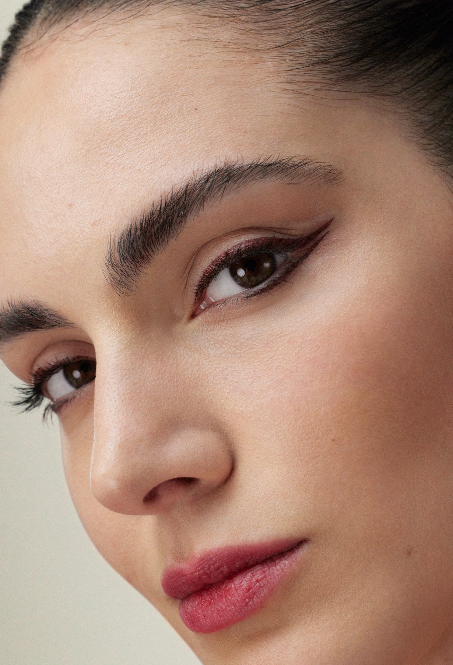 lavera Liquid Elements Eyeliner -Fire Red 01- podczas aplikacji