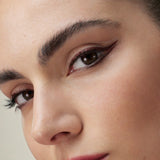 lavera Liquid Elements Eyeliner -Fire Red 01- in der Anwendung