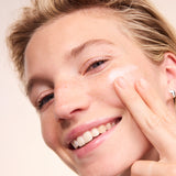 lavera basis sensitive Beruhigende Feuchtigkeitscreme in der Anwendung