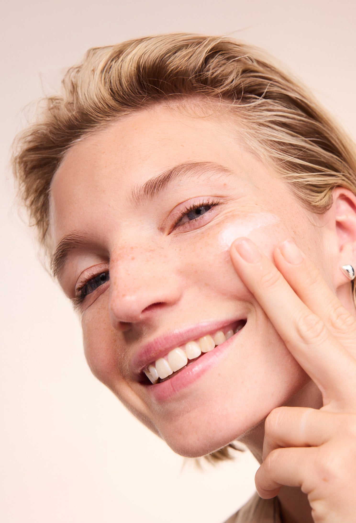 lavera basis sensitive Beruhigende Feuchtigkeitscreme in der Anwendung