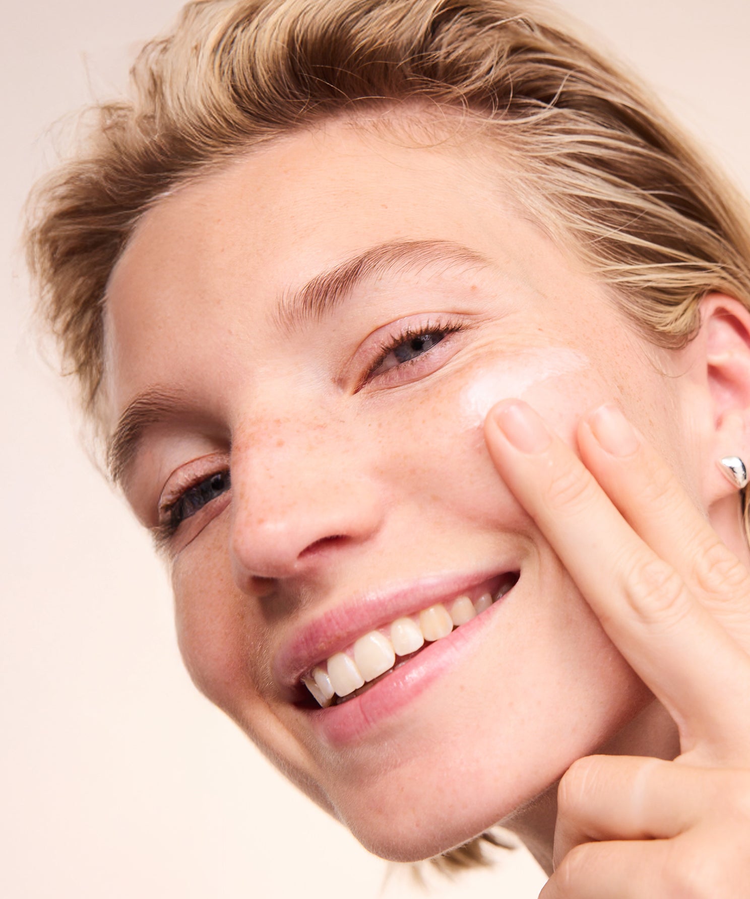 lavera basis sensitive Beruhigende Feuchtigkeitscreme in der Anwendung