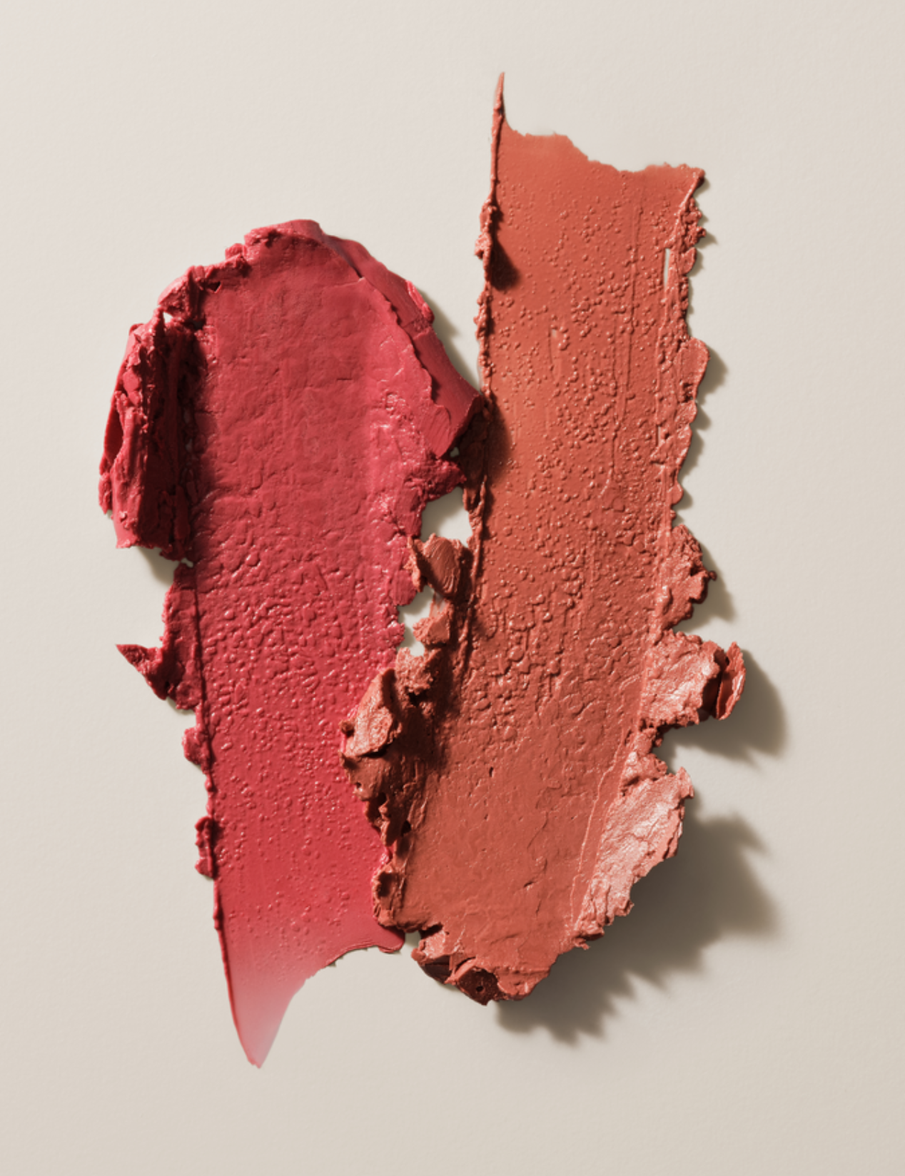 lavera Melting Glow Lipstick -Glazed Honey 02- podczas aplikacji