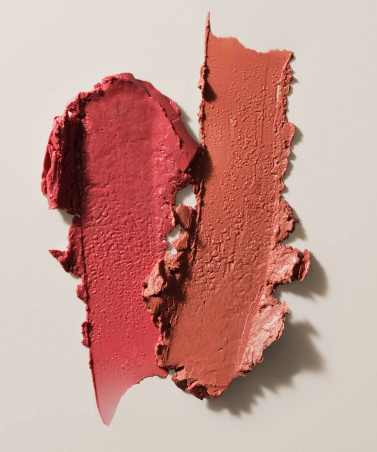 lavera Melting Glow Lipstick -Glazed Honey 02- in der Anwendung