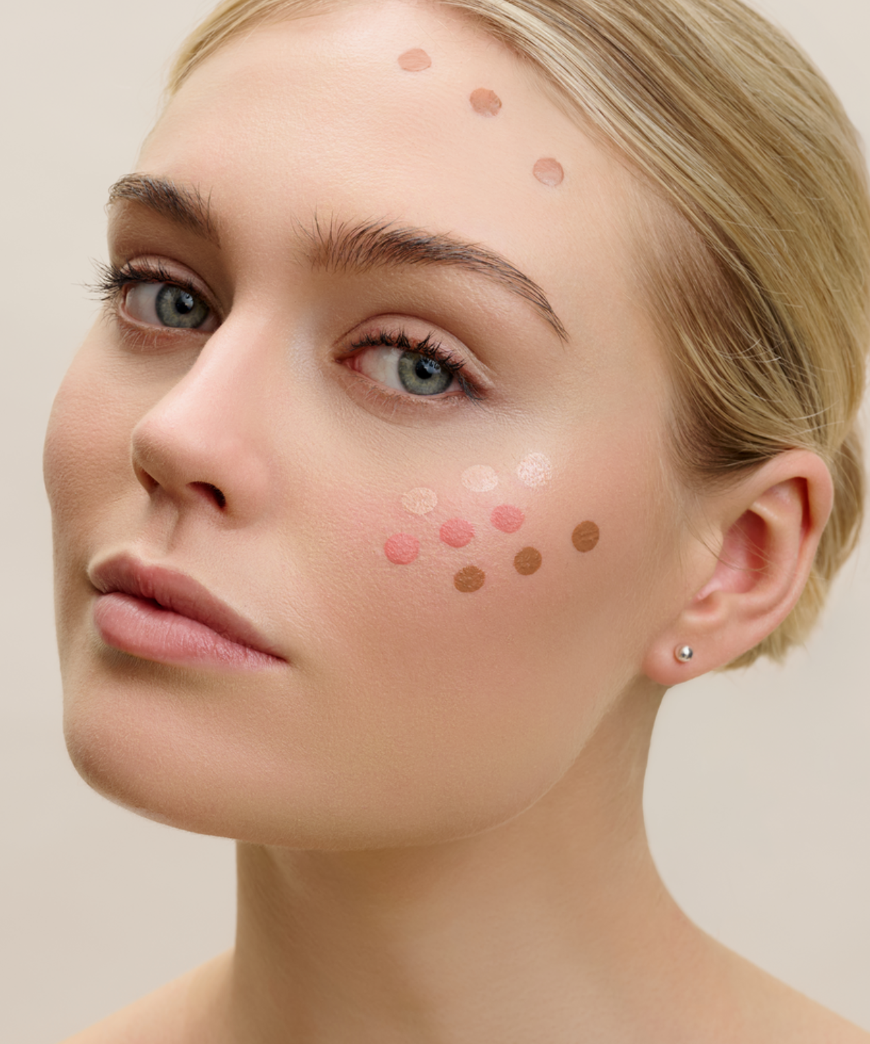 lavera Liquid Glow & Contour -Liquid Bronzer 01- in der Anwendung