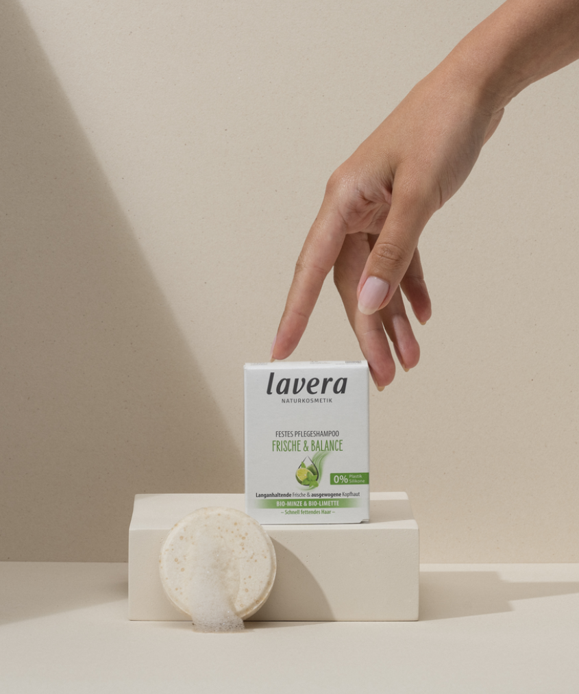 lavera Festes Pflegeshampoo Frische & Balance in der Anwendung