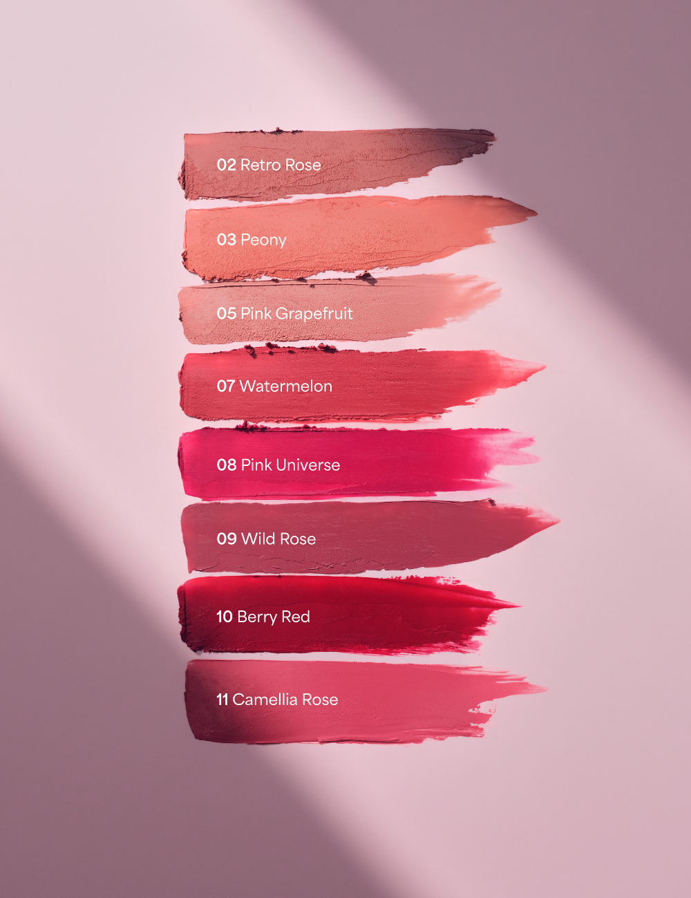 lavera Cream Glow Lipstick -Retro Rose 02- podczas aplikacji
