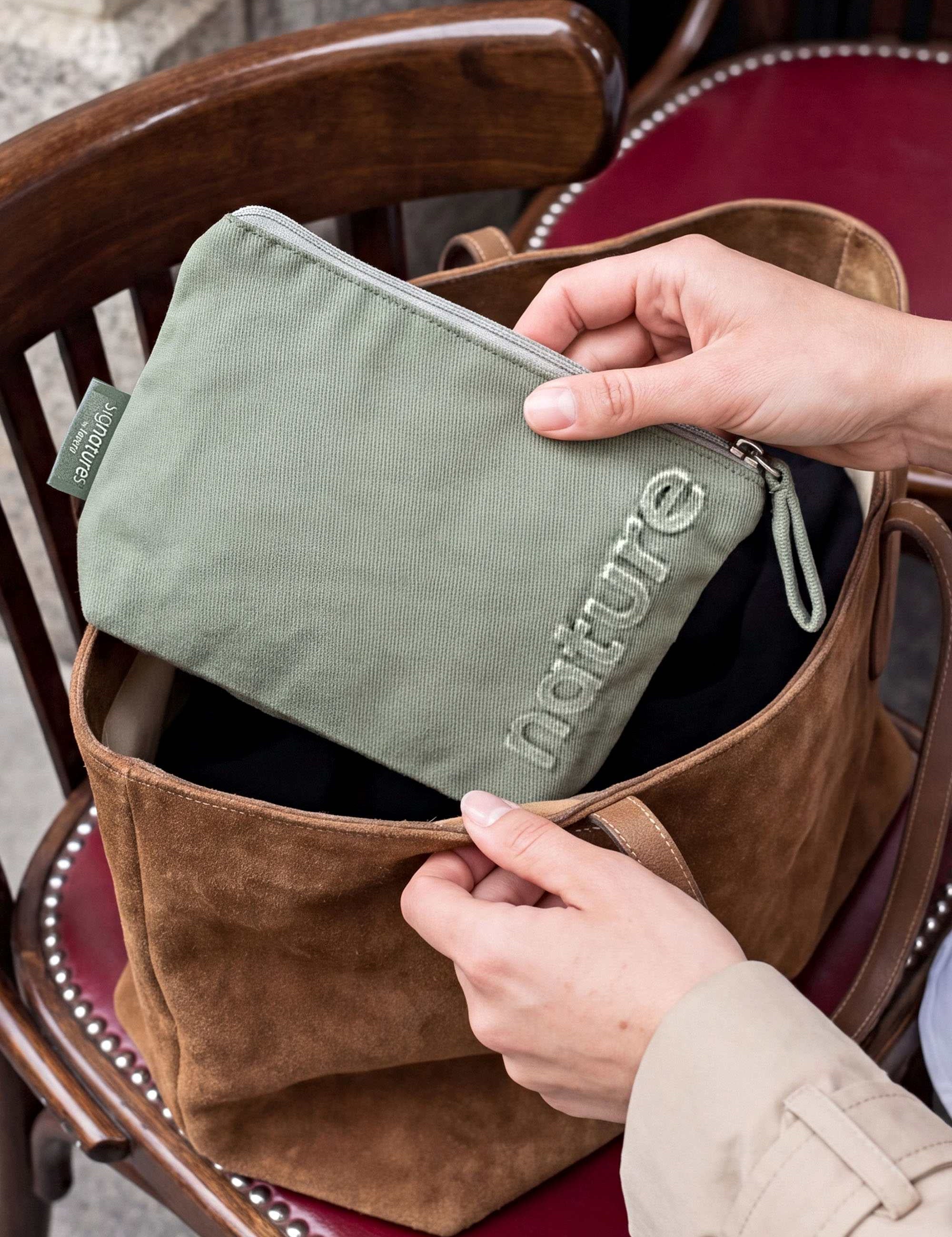 lavera Kosmetyczka – Sage Green podczas aplikacji