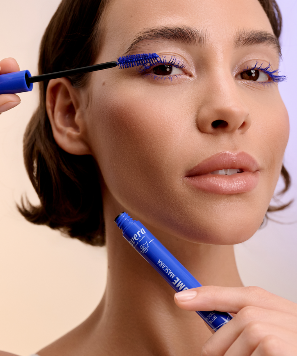lavera Volume Mascara -Royal Blue 01- podczas aplikacji