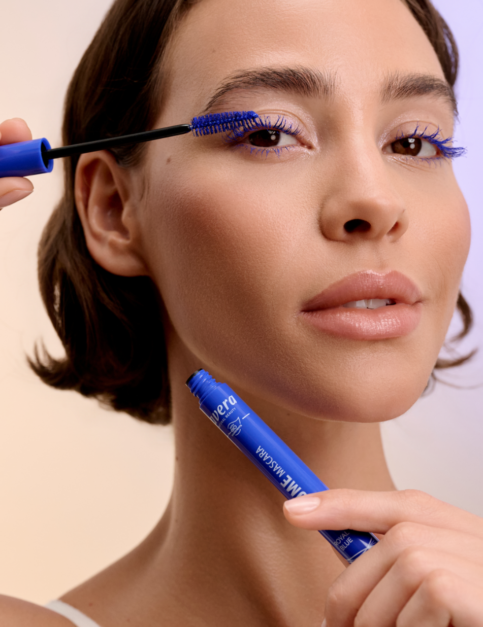 lavera Volume Mascara -Royal Blue 01- in der Anwendung
