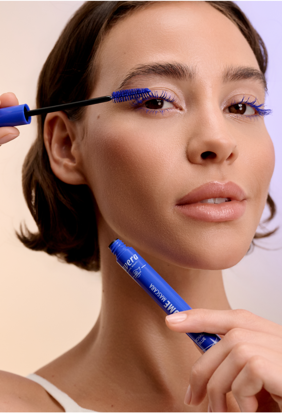 lavera Volume Mascara -Royal Blue 01- podczas aplikacji