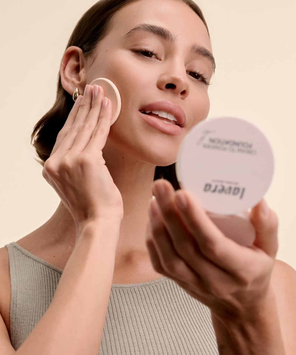 lavera Cream to Powder Foundation -Light 1.0- podczas aplikacji