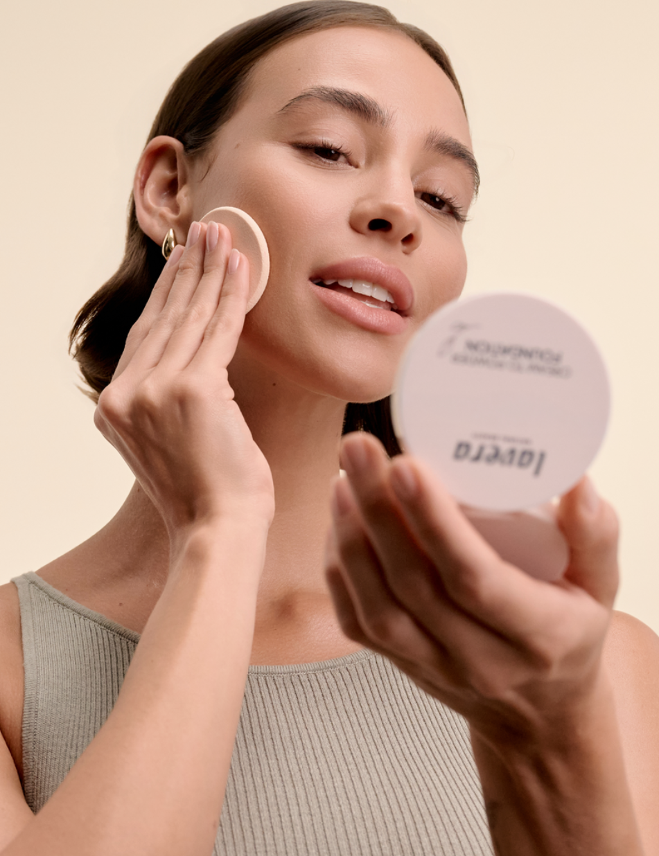 lavera Cream to Powder Foundation -Light 1.0- in der Anwendung