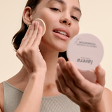 lavera Cream to Powder Foundation -Light 1.0- podczas aplikacji