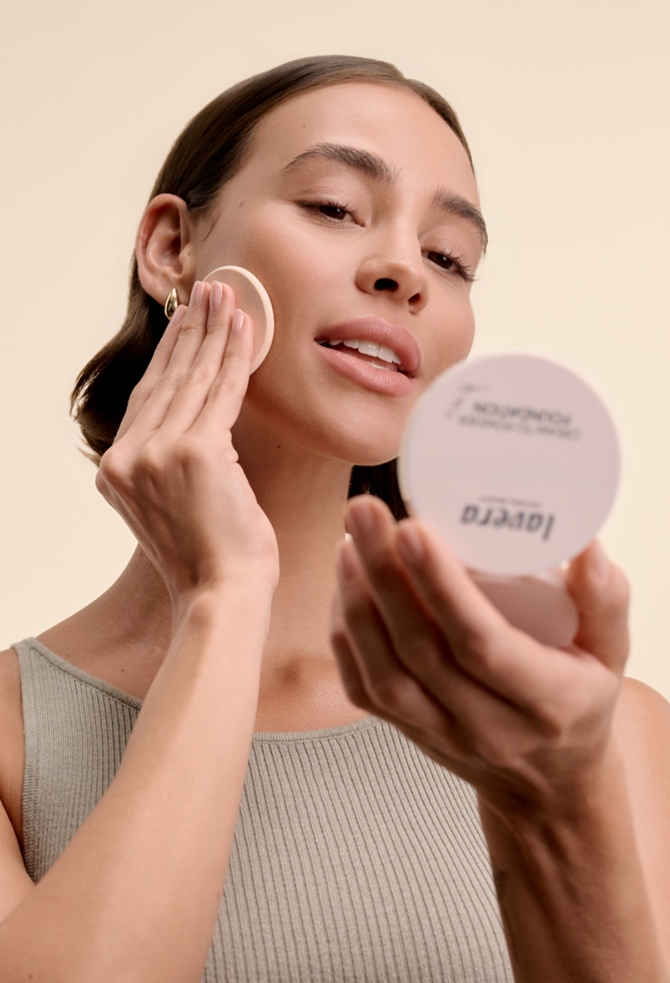 lavera Cream to Powder Foundation -Light 1.0- podczas aplikacji