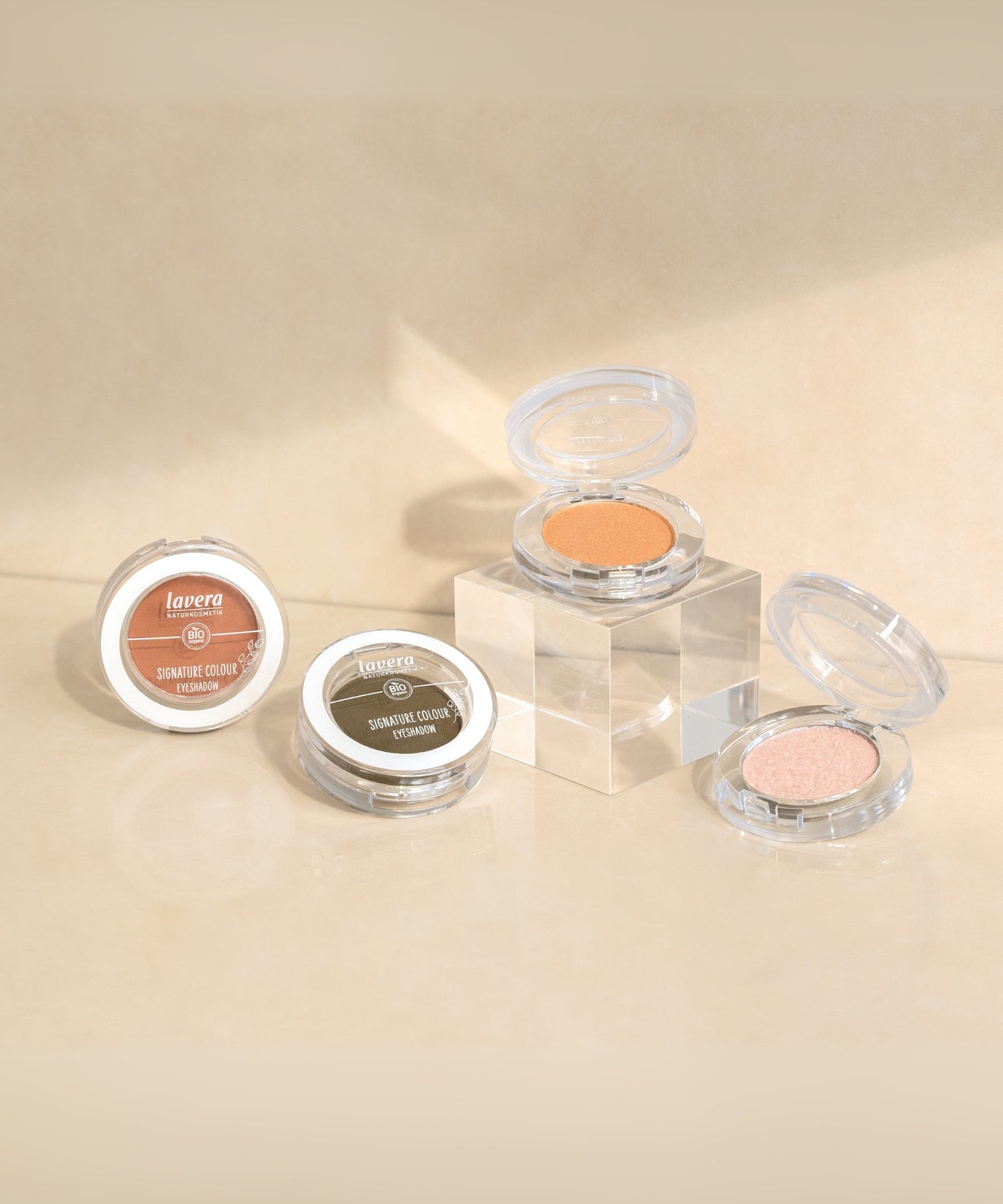 lavera Signature Colour Eyeshadow -Soft Sienna 04- in der Anwendung