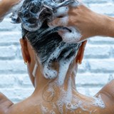 lavera Szampon pielęgnacyjny basis sensitive Hydrate & Care podczas aplikacji