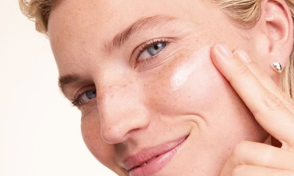 Krem nakładany na policzek