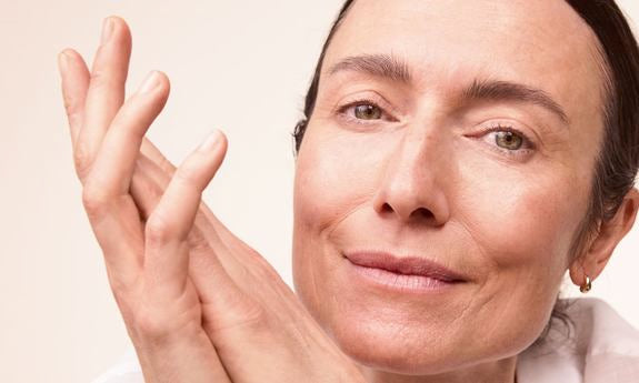 Nahaufnahme einer zufriedenen Frau