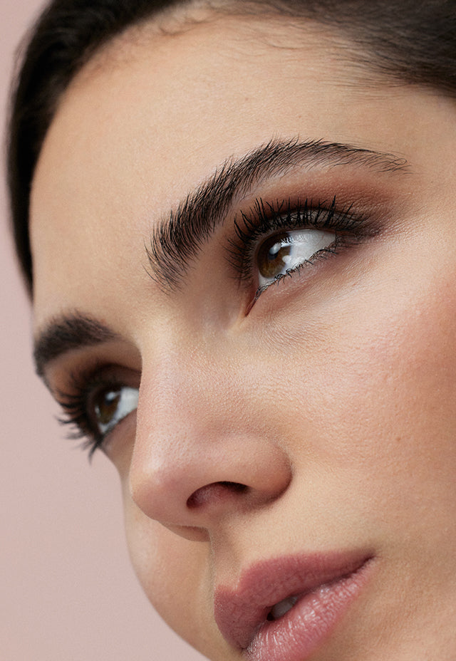 lavera Butterfly Effect Mascara Beautiful Black in der Anwendung