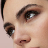 lavera Butterfly Effect Mascara Beautiful Black in der Anwendung