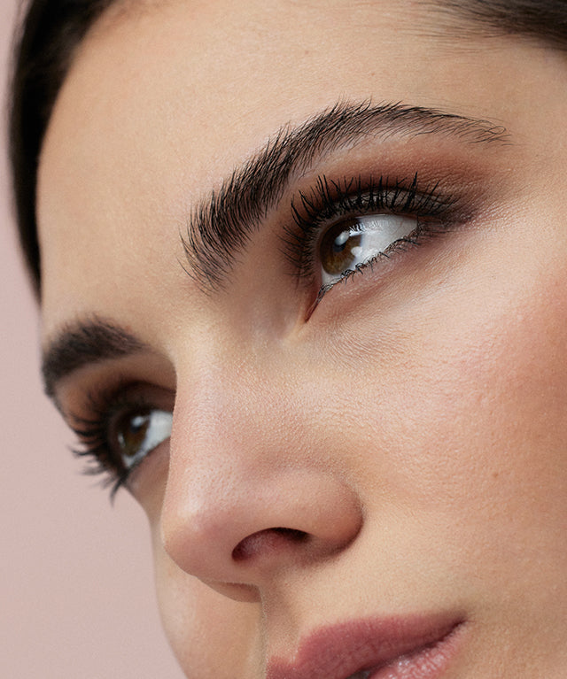 lavera Butterfly Effect Mascara Beautiful Black in der Anwendung