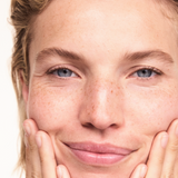 lavera basis sensitive Reinigungsmilch in der Anwendung