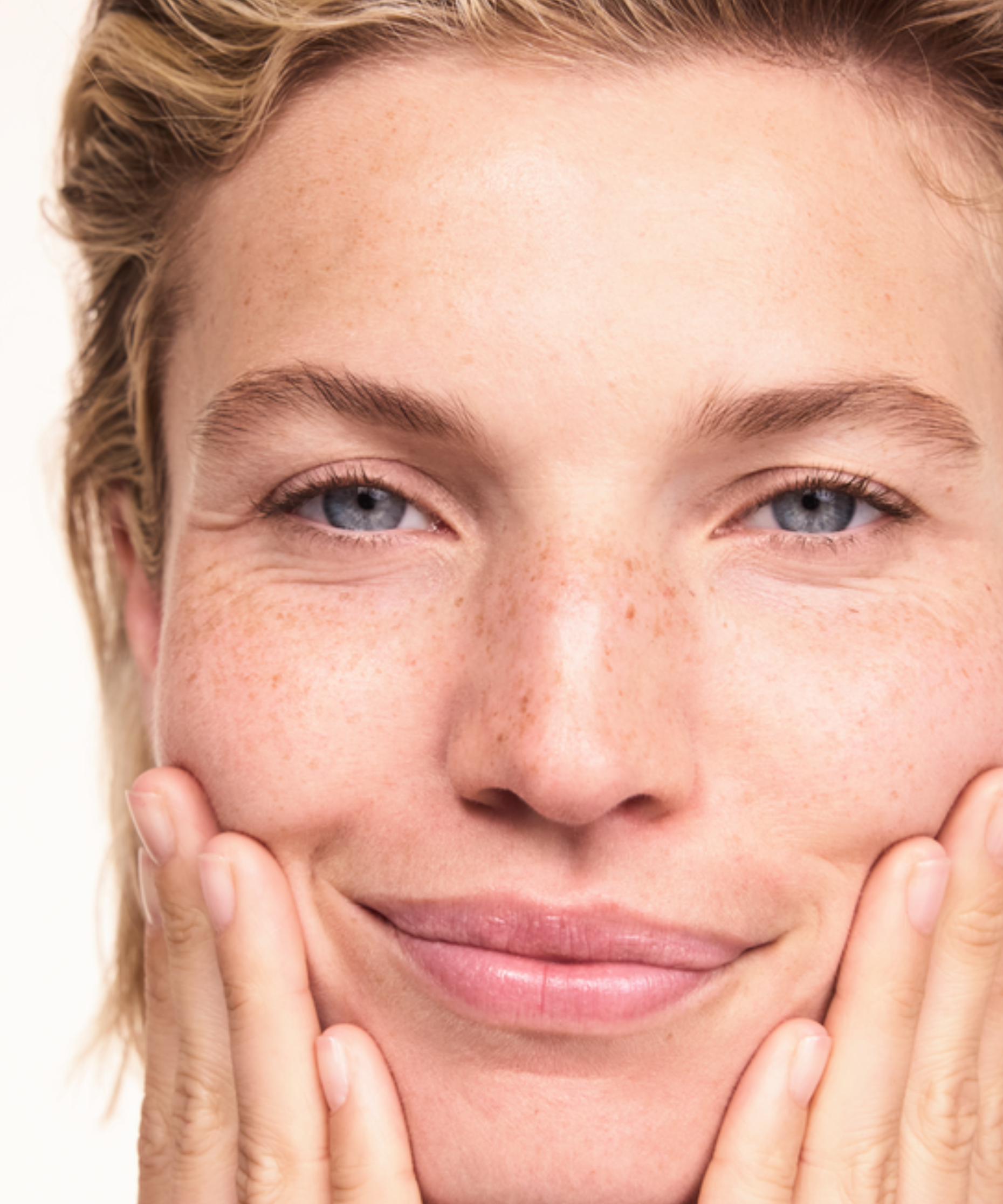 lavera basis sensitive Reinigungsmilch in der Anwendung