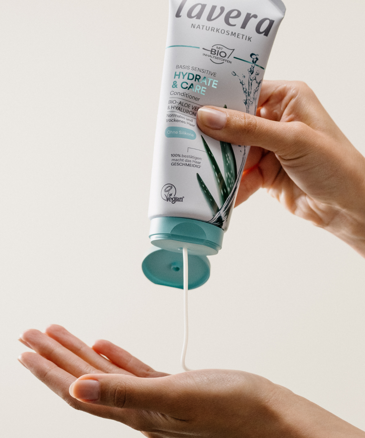 lavera Conditioner basis sensitive Hydrate & Care in der Anwendung