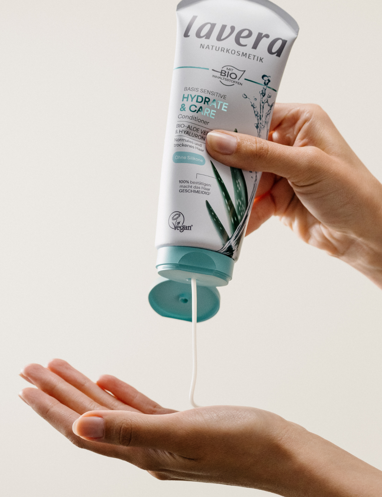 lavera Odżywka basis sensitive Hydrate & Care podczas aplikacji