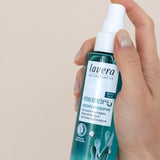 lavera Hydro Refresh spray do pielęgnacji twarzy podczas aplikacji