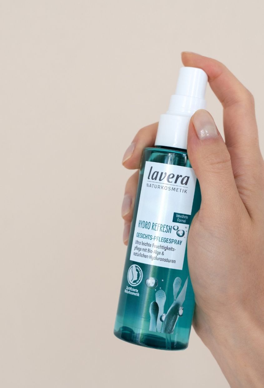 lavera Hydro Refresh spray do pielęgnacji twarzy podczas aplikacji