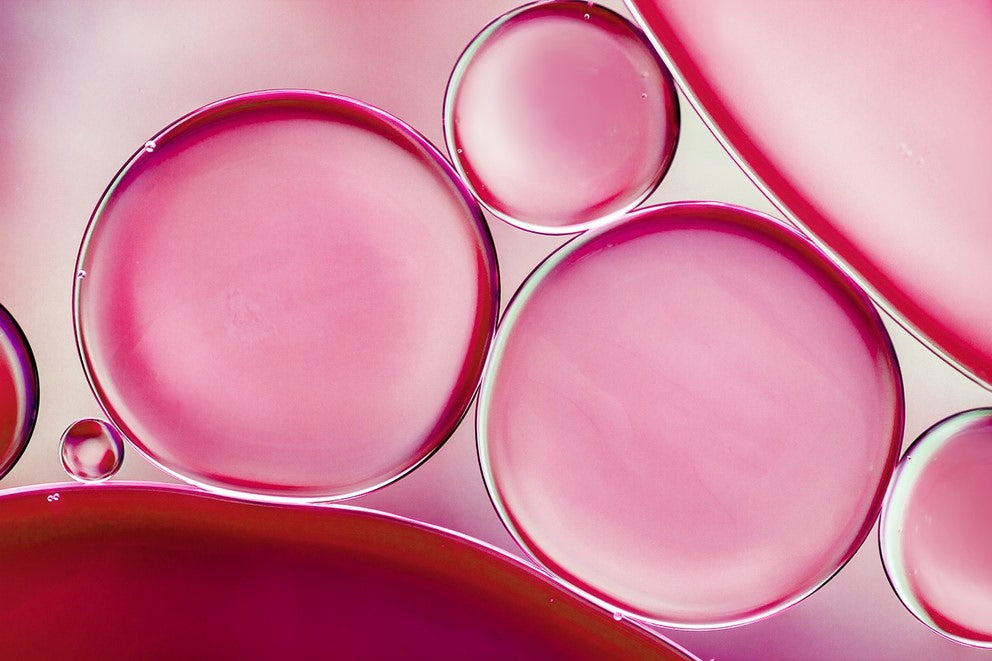 Makro ujęcie różowych pęcherzyków oleju na jasnym tle