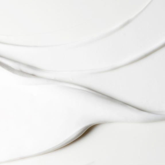 Biały krem o gładkiej, falistej teksturze