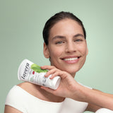 lavera Pure Beauty 3in1 Reinigung Peeling Maske in der Anwendung