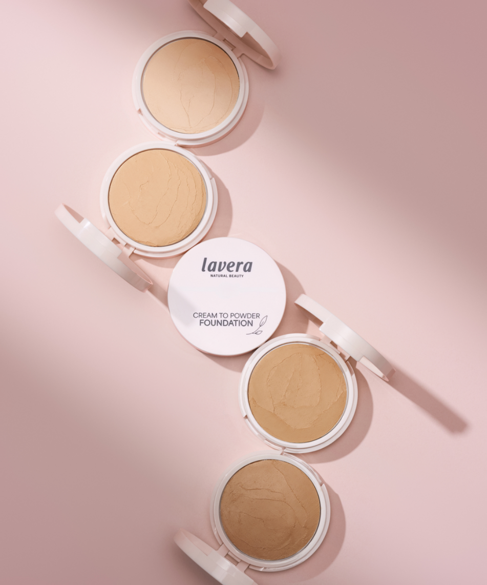 lavera Cream to Powder Foundation -Tanned 2.0-  podczas aplikacji