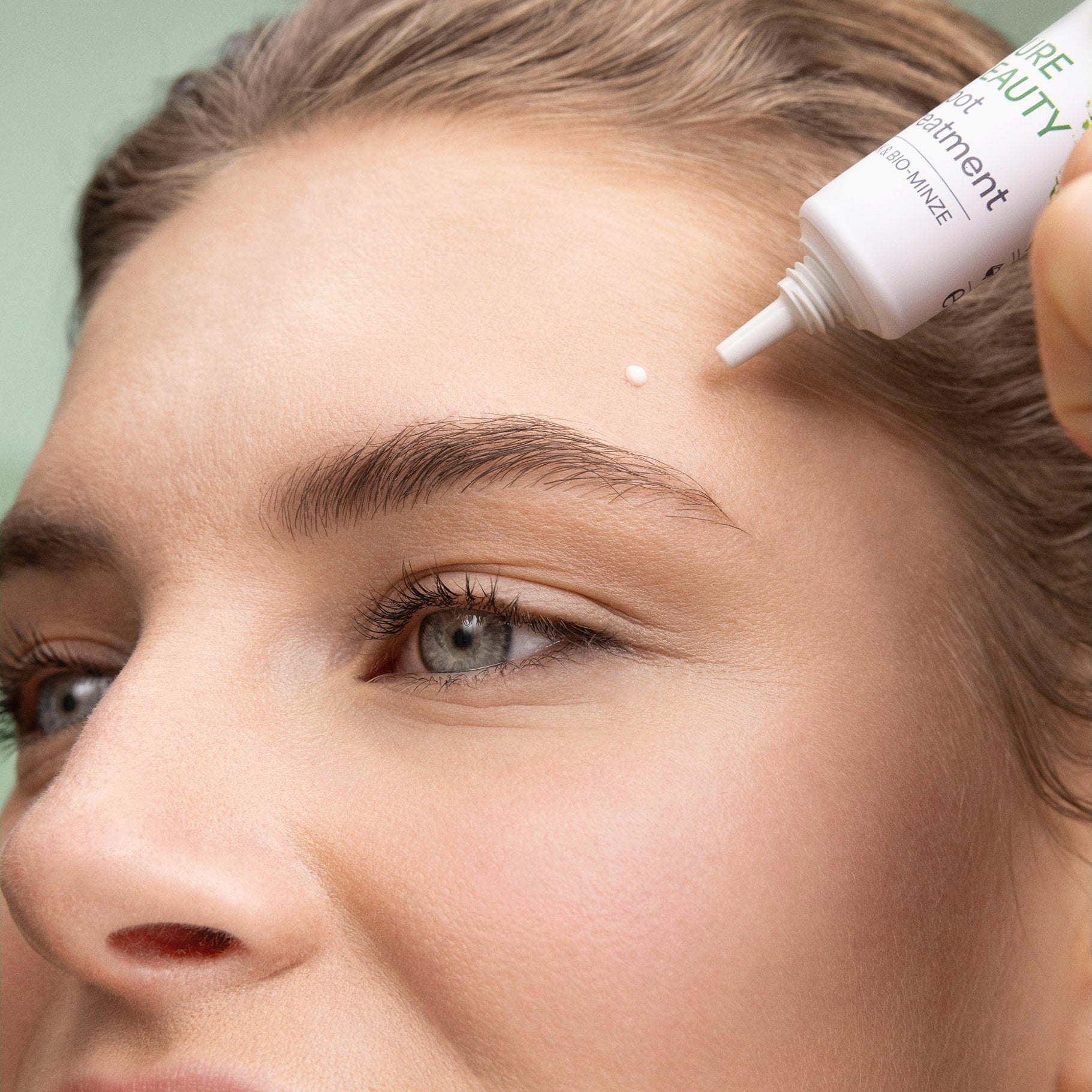 lavera Żel punktowy Pure Beauty podczas aplikacji