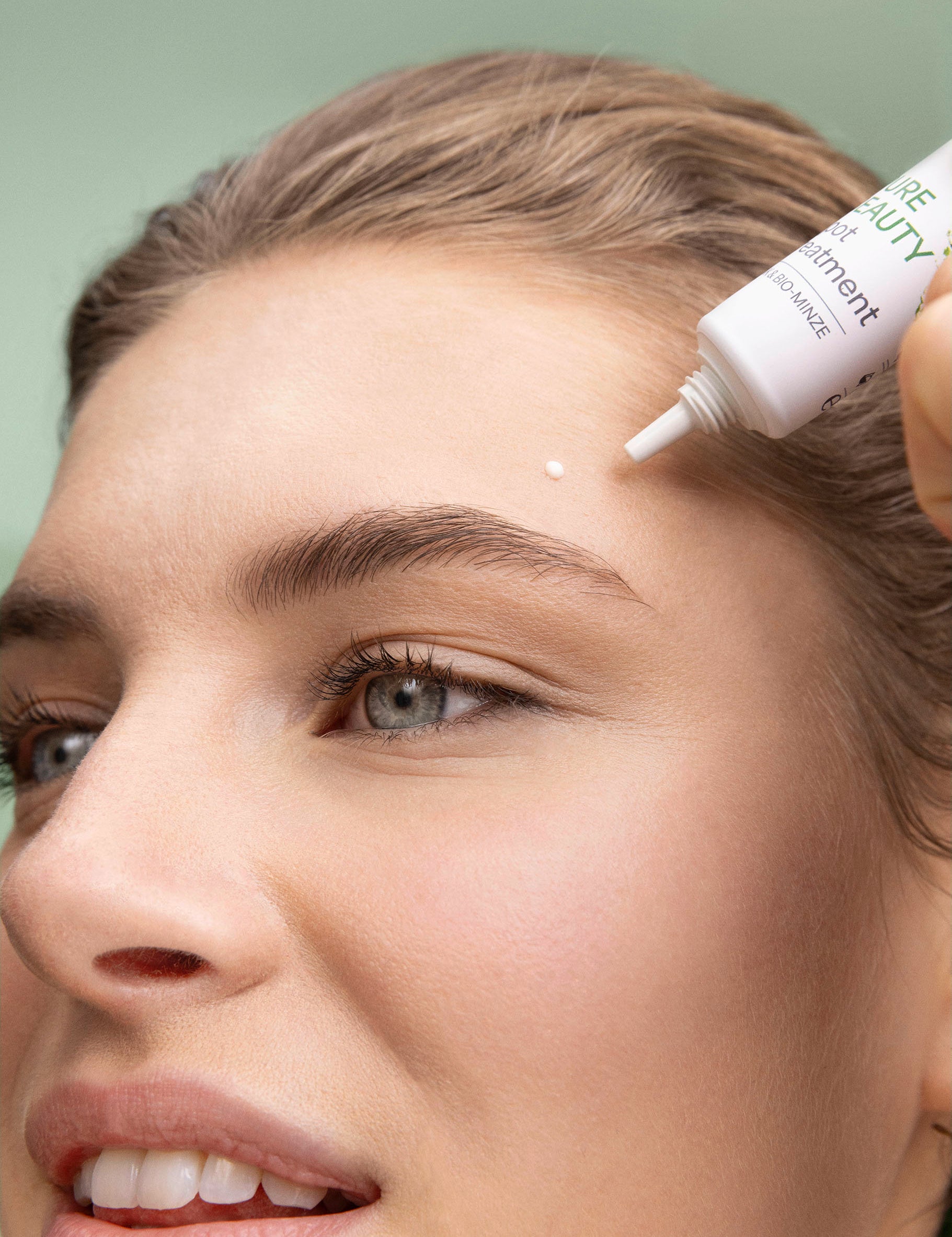 lavera Żel punktowy Pure Beauty podczas aplikacji