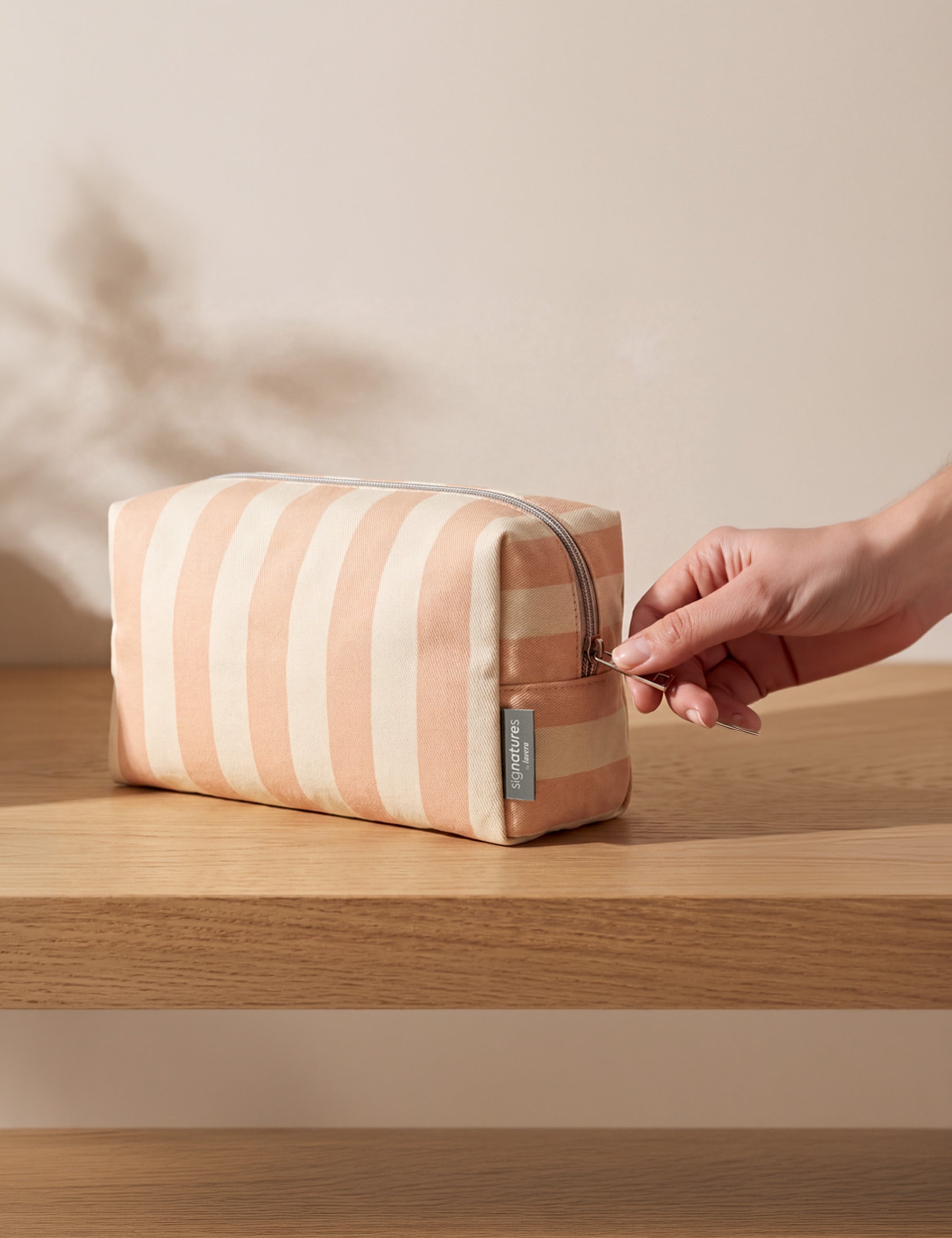 lavera Kosmetiktasche – Sunset Stripes (AI-generated)