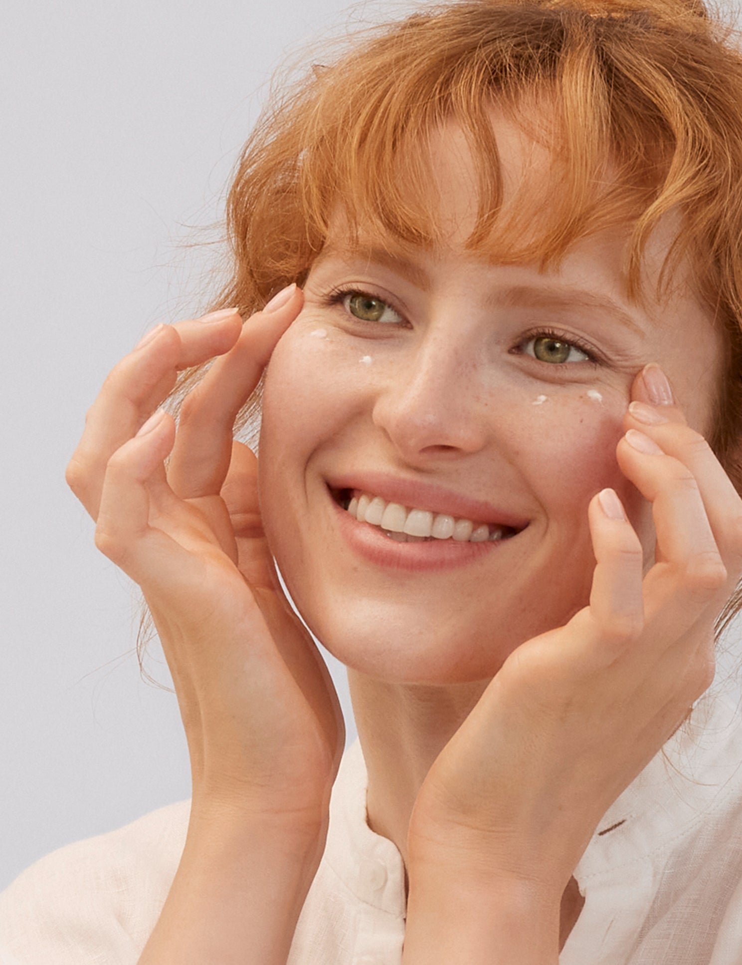 lavera Re-Energizing Sleeping Augenpflege in der Anwendung