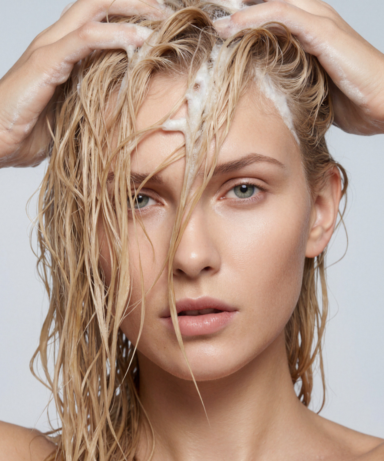 lavera Szampon pielęgnacyjny basis sensitive Hydrate & Care podczas aplikacji