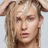 lavera Szampon pielęgnacyjny basis sensitive Hydrate & Care podczas aplikacji