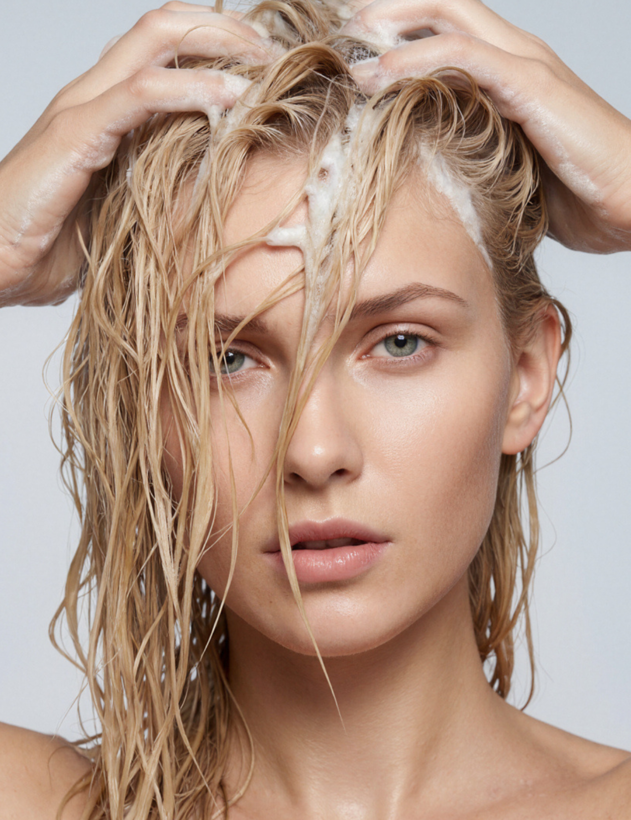 lavera Szampon pielęgnacyjny basis sensitive Hydrate & Care podczas aplikacji