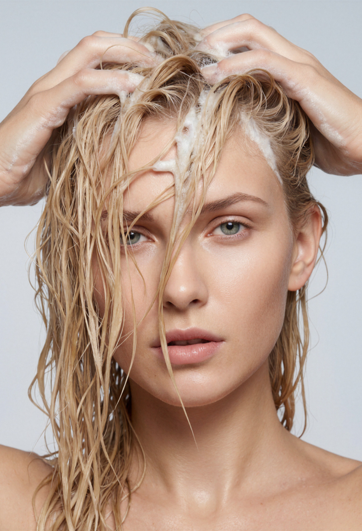 lavera Szampon pielęgnacyjny basis sensitive Hydrate & Care podczas aplikacji