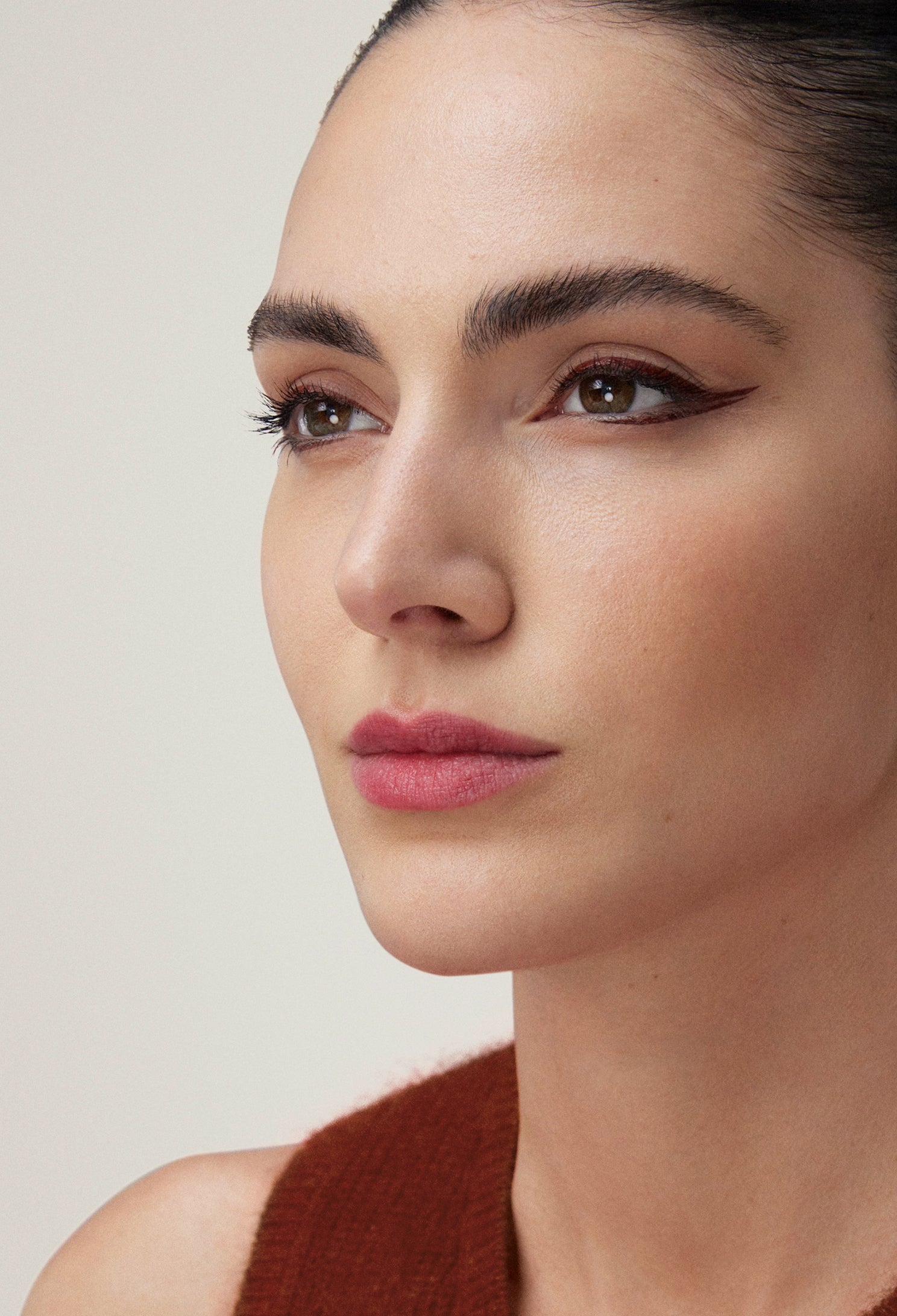 lavera Bare Melty Lips -Berry Blaze 01- in der Anwendung