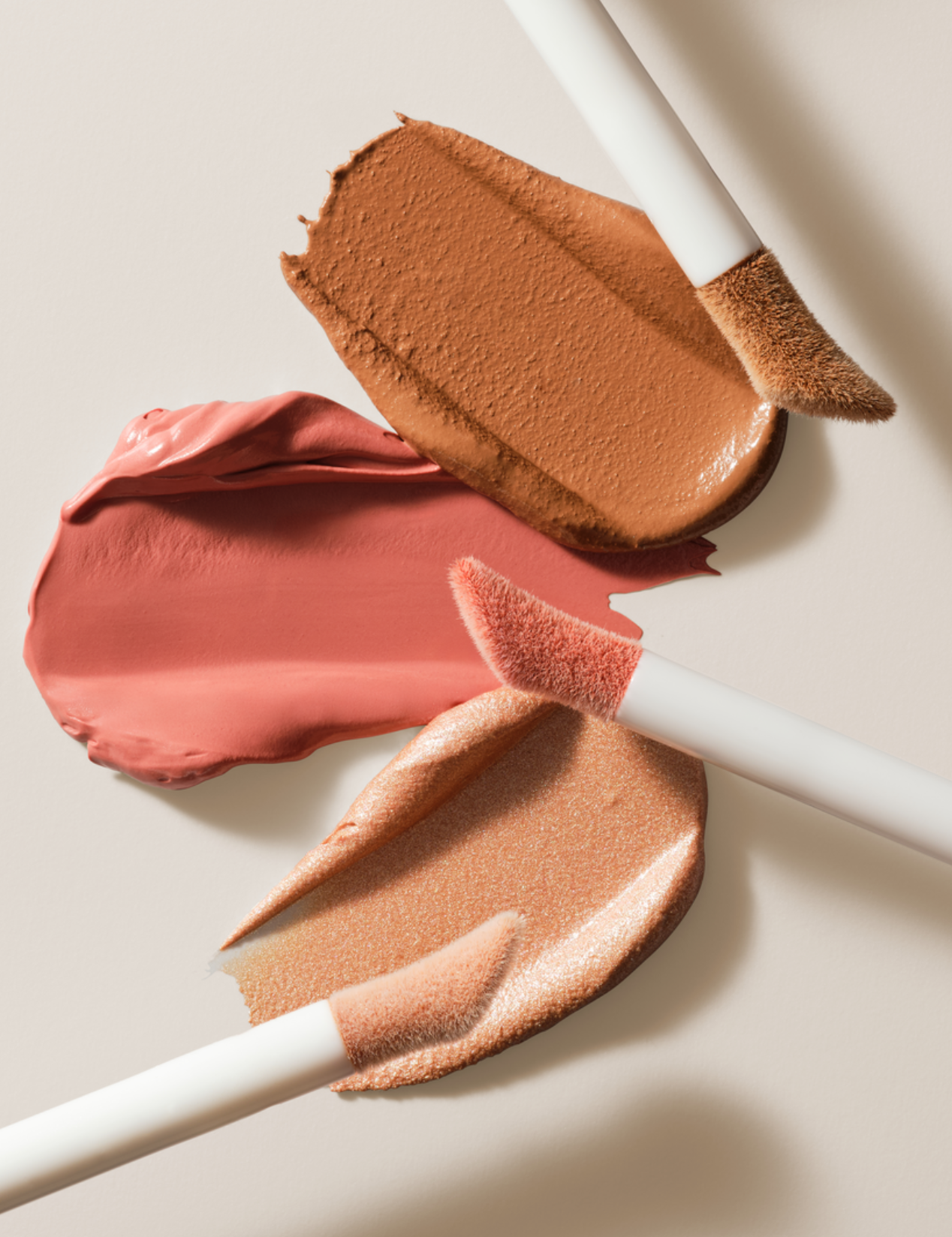 lavera Liquid Glow & Contour -Liquid Highlighter 03- podczas aplikacji